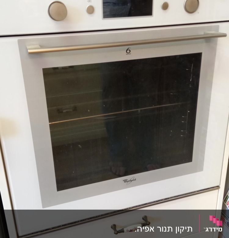 תנור אפייה לבן עם כפתורים ותצוגה דיגיטלית